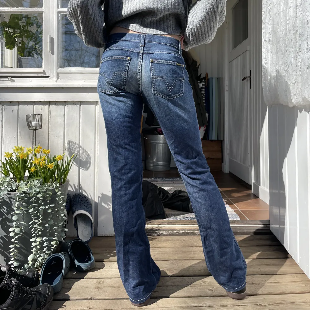 Skitsnygga lågmidjade jeans i mellanblå färg. Passar storlek 34 i midja och 32 i längd. Personen på bilden är 165 cm lång. Jeansen är i bra skick och märket är crocker. ✨❤️‍🔥Frakt är 54kr!!. Jeans & Byxor.
