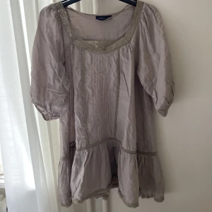 Klänning - Så söt grågrön klänning. Inga tecken på användning.