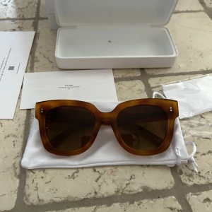 Chimi solglasögon  - Helt nya och oanvända solglasögon från Chimi! Jag köpte dem för ca 2 månader sedan och har knappt tagit de ur förpackningen. Modellen är 08 i färgen havana!