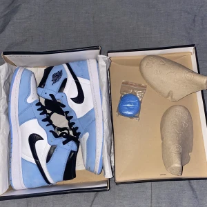 Jordan 1 University Blue - Jordan 1s knappt använda, kan skicka mer bilder ifall det behövs!