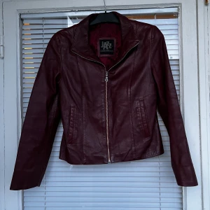VINRÖD LÄDERJACKA/SKINNJACKA vintage  - Supersöt vintage läderjacka (äkta läder) i fint skick. Strl: M. 