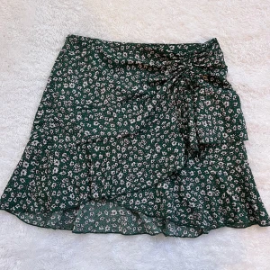 Kjol - Grön blommig kjol med volanger från SHEIN som inte kommit till användning. Passar stl xxs-m.