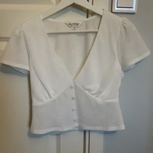 Topp från miss selfridge - En vit söt topp från miss selfridge, använd 1 gång så den är i nyskick. Strl. 38 men skulle säga att den sitter som 34/36. Nypris: ca 299
