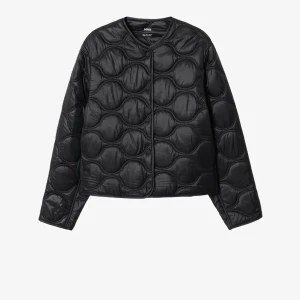 Svart mangojacka - Säljer min fina mangojacka köpt i höstas och knappt använd, endast ett fåtal gånger och är i supperfint skick.🙌🏻🙌🏻