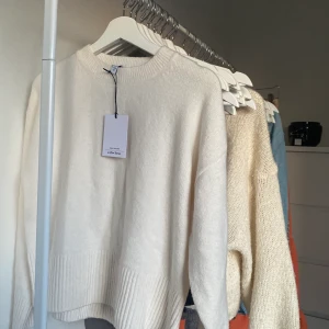 & other stories tröja - Helt ny tröja från & Other Stories. Storlek S är slutsåld på deras hemsida! Säljer då jag redan har en likadan. Nypris 390kr! Skriv om ni har frågor🌟260kr + frakt.