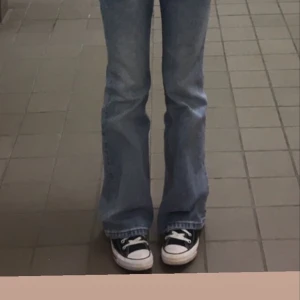 Converse  - Blåa låga converse i storlek 36. Perfekt till våren. Skriv vid frågor osv 😊💓