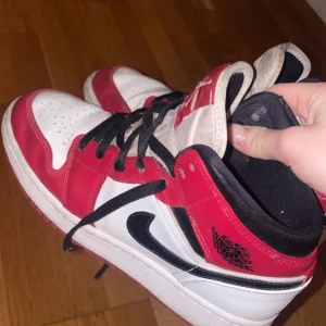 Jordan 1 Chichagos - Säljer mina jordan 1 Chicagos 2020 i storlek 37,5. Nypris 2500 men säljer för 500kr pga att dom är väldigt använda och slitna. Box medföljer 