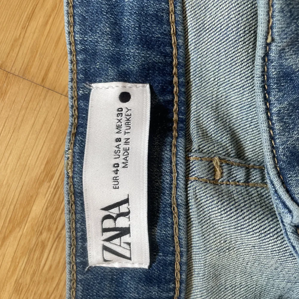 Hel nya Zara bootcut jeans . Jeans & Byxor.