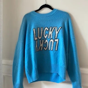 Fromfuture tröja - En jättefin blå tröja från fromfuture som har några tecken på användning men märks enligt mig knappt😌💕