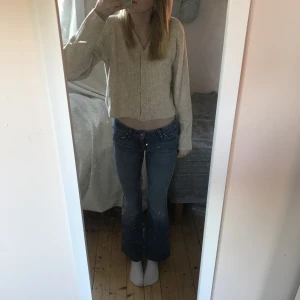 tröja - säljer denna tröjan för jag inte använder den. Den är super fin men vet inte riktigt när jag ska få användning för den💘  använd den ca 5 gånger 🤟🏼 Stockholmsstil skulle jag säga, den är även stickad och fin att styla med ett par blåa jeans 10kr+ frakt 