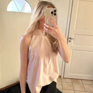 Topp satin champagne  - Säljer denna såå fina toppen i silke/satin material💗 ljust rosa /champagne färg💗 aldrig använd 