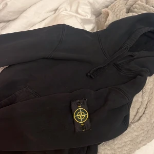 Stone Island Hoodie  - Säljer nu min Stone island Hoodie då den bara ligger och tar plats i min gaderob!  Storlek S: Herr  Äkta!! Dock inget kvitto.  Säljer billigt då jag vill bli av med den snabbt!!! 