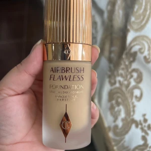 Charlotte Tilbury Foundation - Foundation från Charlotte Tilbury i färgen Neutral. Testat en pump. Fel färg 