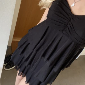 Volang klänning  - Så fin svart klänning med volanger i tyll, aldrig använd 