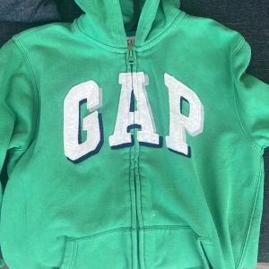 GAP zipup med tryck💚 - Skit snygg gap zipup med jättefint tryck! Köpt second hand men aldrig avänd, väldigt bra stick💚står 11-16 men skulle säha att den är i storlek m!