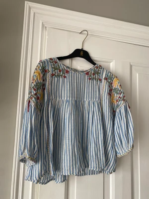 Zara blus - Supersöt blus ifrån zara med fina detaljer. 