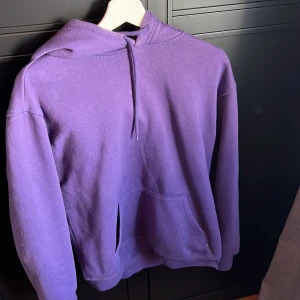 Hoodie - Lila hoodie bra skick