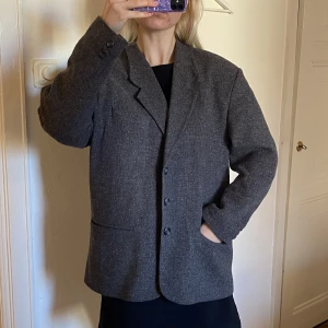 Vårkavaj - Vacker grå vårkavaj i 100% ull, sitter snyggt oversized på mig som vanligtvis bär S. Kan mötas upp på Södermalm annars står köparen för frakt🥰