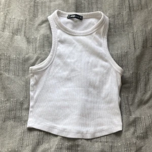 Linne - Vit basic linne. Aldrig använt💗