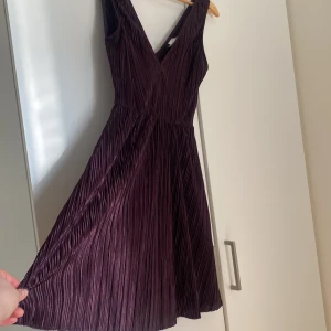 Lila klänning  - Klänning från HM, jättesöt! Luftigt och skönt material. Strl 36 men passar allt mellan det och 44 (storleken jag på bilden har), beroende på hur man villa att den ska sitta.