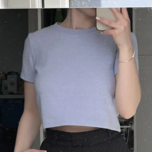 Topp från Zara - Söt och vårig topp från ZARA. Superskönt material, nästan lite lurvigt. Haft den i garderoben men inte använt 🤍🌸