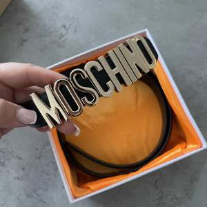 Moschino bälte helt ny. Storlek 95 
