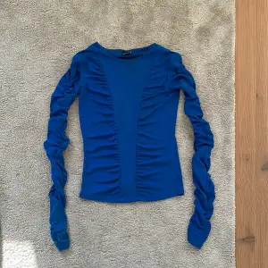 En super fin blå tröja som har en underbar passform och väldigt fina detaljer. Jag är 172cm och har storlek XXS då jag ville att den skulle sitta lite tajtare. Säljer då den aldrig kommer till användning.💕