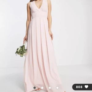 Ljusrosa balklänning - En gullig ljusrosa långklänning med bredare axelband. Oanvänd. Nypris 749kr.