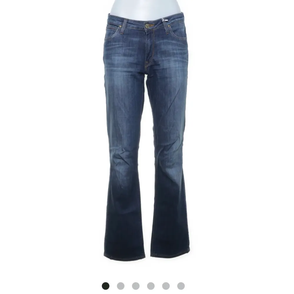 Kollar intresset på dessa sjukt snygga lee jeans, i storlek 28/32. Köpte de på sellpy för 449kr, de är oanvända och har lappen kvar. Säljer pga köpte flera liknande jeans. . Jeans & Byxor.