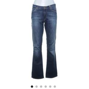 Kollar intresset på dessa sjukt snygga lee jeans, i storlek 28/32. Köpte de på sellpy för 449kr, de är oanvända och har lappen kvar. Säljer pga köpte flera liknande jeans. 