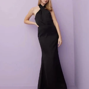 Balklänning  - Balklänning från Nelly i satin! Storlek Xs men jag har egentligen S. Jag är 168 cm. Skriv privat för fler bilder + info, Frankt tillkommer. (På andra bilden är det klänningen till höger)