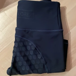 Maya delorez Ridbyxor - Säljer dessa marinblå nya maya delorez ridbyxor.Super fina och sköna,sitter som tights .Användes två gånger sen slutade jag på ridning💓