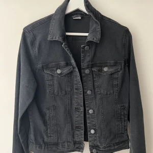 Jeansjacka - Använd fåtal gånger, i gott skick. Eventuellt liten i storlek