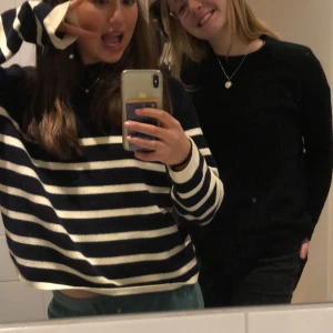 Randig stickad tröja - säljer denna fina stickade tröja som är mörkblå och vit💕💕