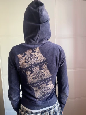 Juicy couture hoodie/luvtröja XS - Säljer en marinblå vintage juicy hoodie då jag inte länge använder den. Storlek P (XS, modellen är 165cm och väger 45kg). Den är använd men i bra skick, alla stenar på ryggen verkar vara kvar. Passar väldigt bra till jeans. 