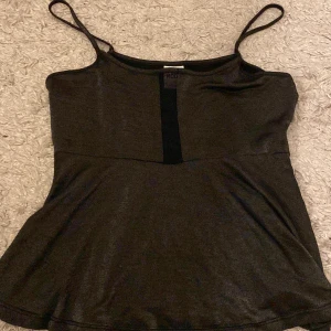 Glitter skimmrigt linne - Gulligt glitter/skimmer linne från Vero Moda i strl S! 