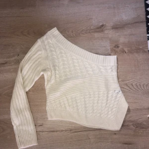 One shoulder stickad tröja - En stickad one shoulder asymmetrisk tröja:) Tveka inte att meddela mig vid eventuella frågor och funderingar! Har 3för2 på allt på min plick så gå gärna in o kika där☺️