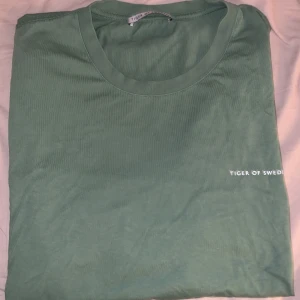 T-shirt - Sparsamt använd