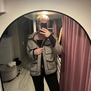 MajeJacka - Säljer min coola jacka från Maje. Köpte den nyligen men har ej kommit till användning. Nypris cirka 3500kr. 💓✨