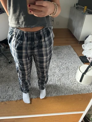 Pyjamasbyxor  - Säljer nu dessa snygga pyjamasbyxor eftersom jag råkat köpa 2 av samma:) Bra skick, knappt använda.