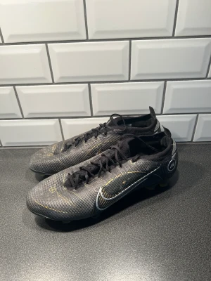 Nike Fotbollsskor  - äljer ett par ”Nike Mercurial Vapor 14 Elite FG Shadow - Svart/Guld/Silver”  Cond 7/10 Pris: 900 Köparen står för frakt🚚