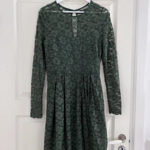 Grön klänning i spets - Grön klänning i spets från Vila. Sparsamt använd och därför fortfarande i fint skick! 