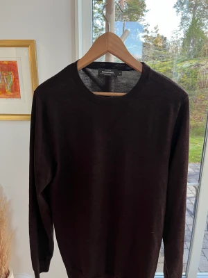 Brun stickade tröja - En stickad tröja i merinoull från dressman, väldigt bra skick.