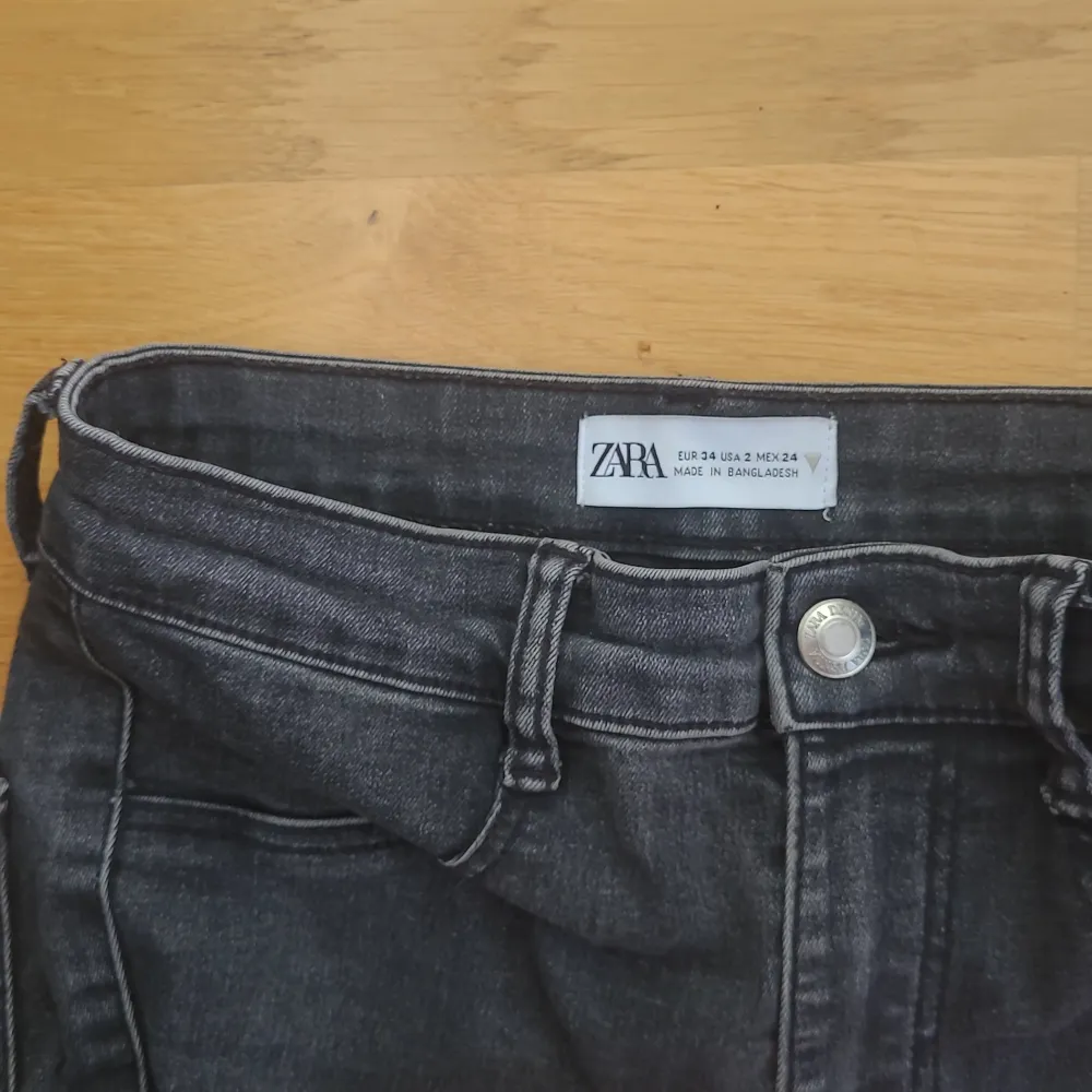 Högmidjade skinnyjeans från Zara i en härlig grå färg i stl 34. I bra skick, bara något slitna mellan låren men inte alls mycket.. Jeans & Byxor.