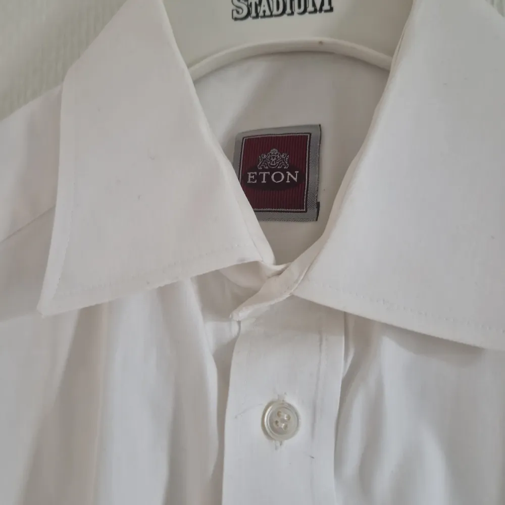 Säljes fin Eton skjorta i storlek 39.. Skjortor.