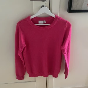 Rosa skön stickad tröja💓 - Hej! Nu säljer jag denna super fina nästan oanvända vila tröjan för jag känner att den inte kommer till användning alls!❤️skriv för fler bilder och frågor, tryck gärna på köp nu för det är är lättast för både mig och köpare men man måste inte!❤️