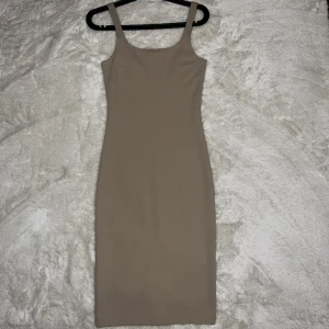 Beige klänning  - Klänning från Zara, i nyskick. Strl Xs.