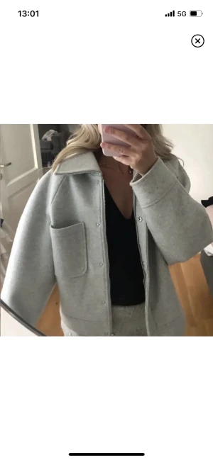 NAKD jacka - I storlek 36 men passar även 38, slutsåld på hemsidan och säljs ej längre. Lånade bilder men min är precis likadan så fråga gärna inte om bilder om ni inte verkligen är intresserade. Den är fodrad inuti så den är väldigt varm och funkar även på vintern🩷