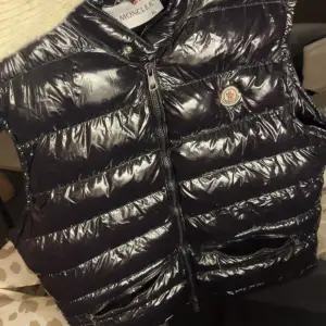 AA-kopia moncler väst. Endast testad, strl XL men sitter som en M/L ungefär. QR-kod finns. 