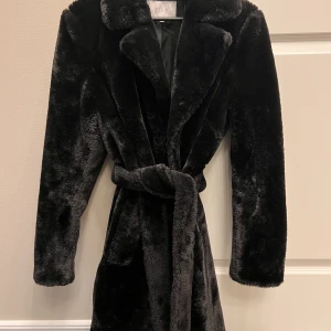 Teddy kappa från Vero Moda strl S. - Knälång Teddy kappa från Vero Moda inköpt förra året för 899:- som ny. 